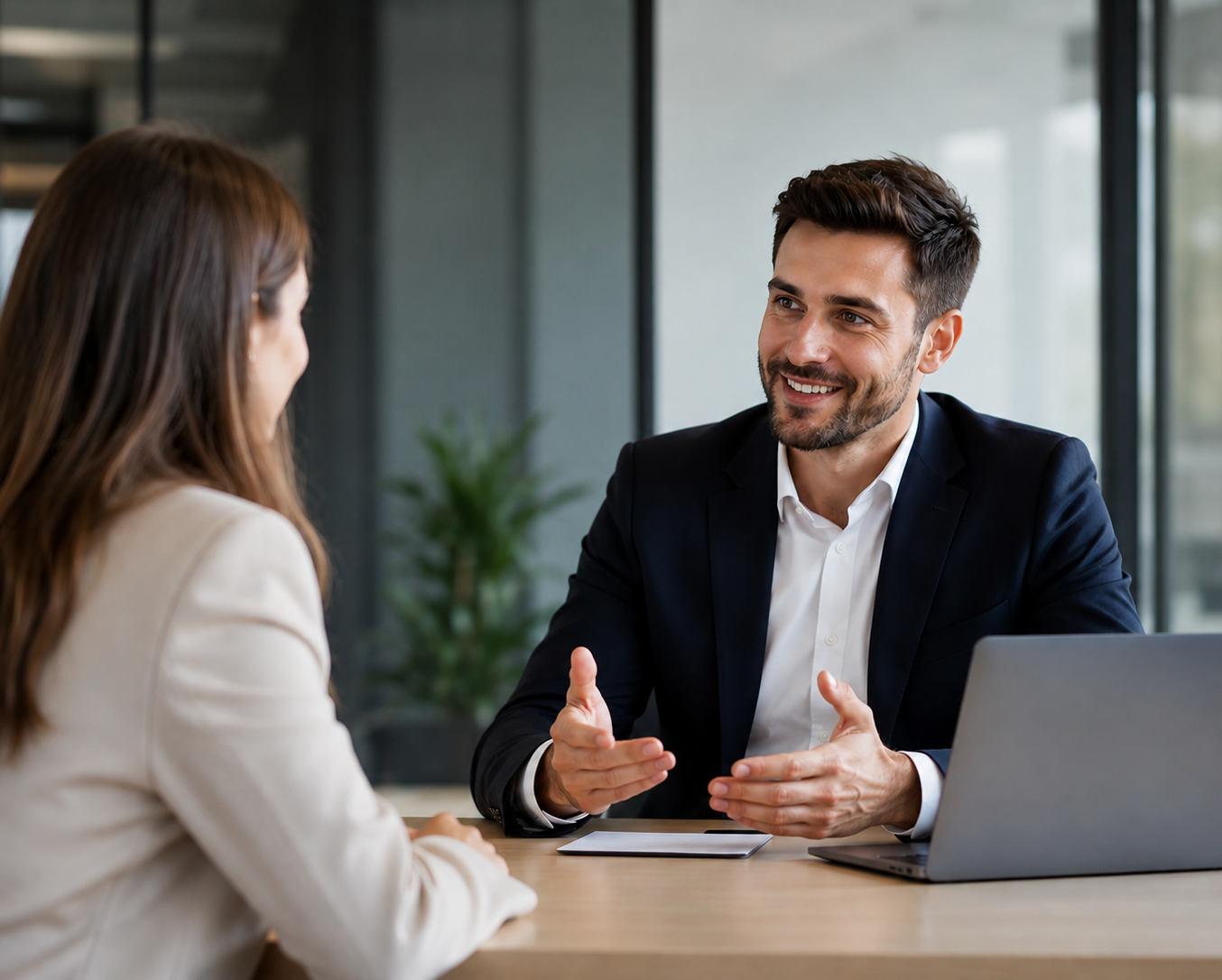 Échange professionnel entre un consultant ONYNE et une cliente pour parler de développement commercial, de structuration des ventes et de pe